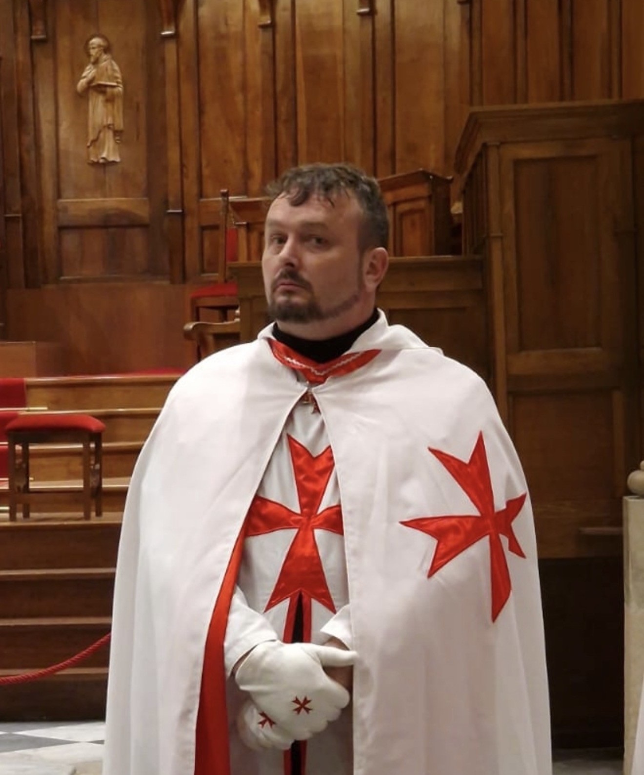 Grand Maître en manteau templier – Succession chevaleresque